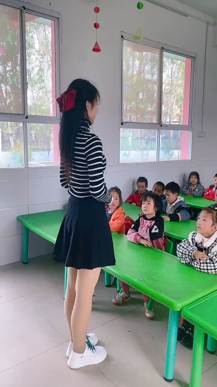 快乐的黑超短裙幼儿园老师!