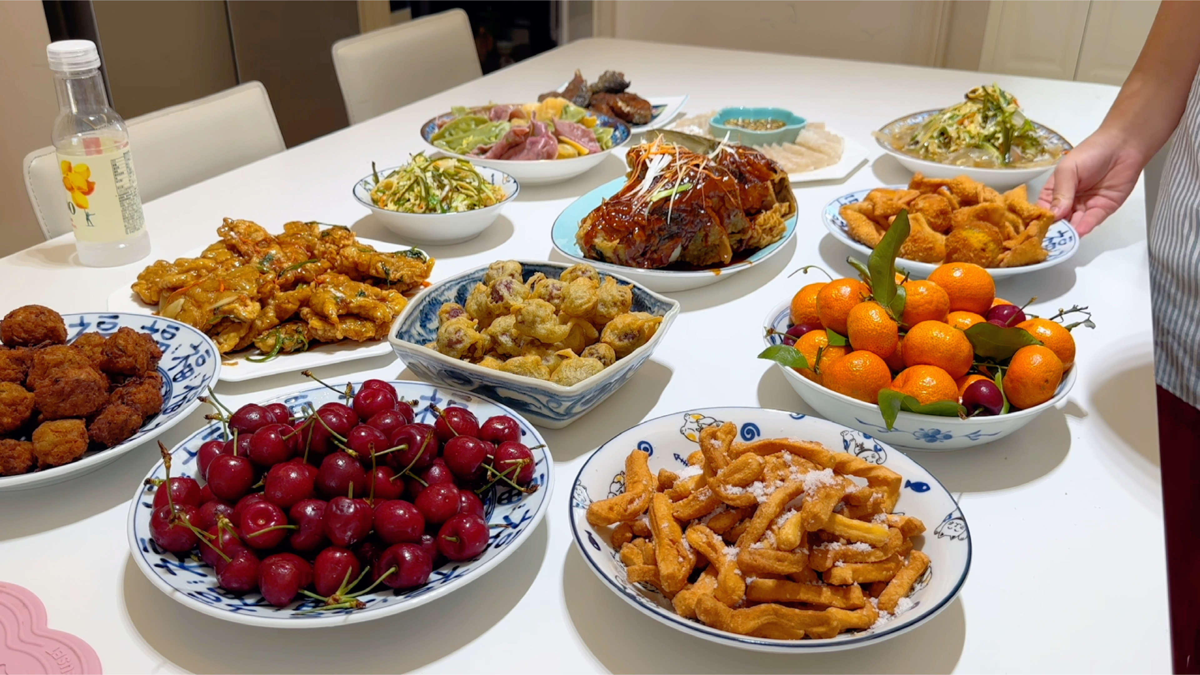 大年三十的早上简简单单做三个菜,全家一起包饺子贴春联太热闹了