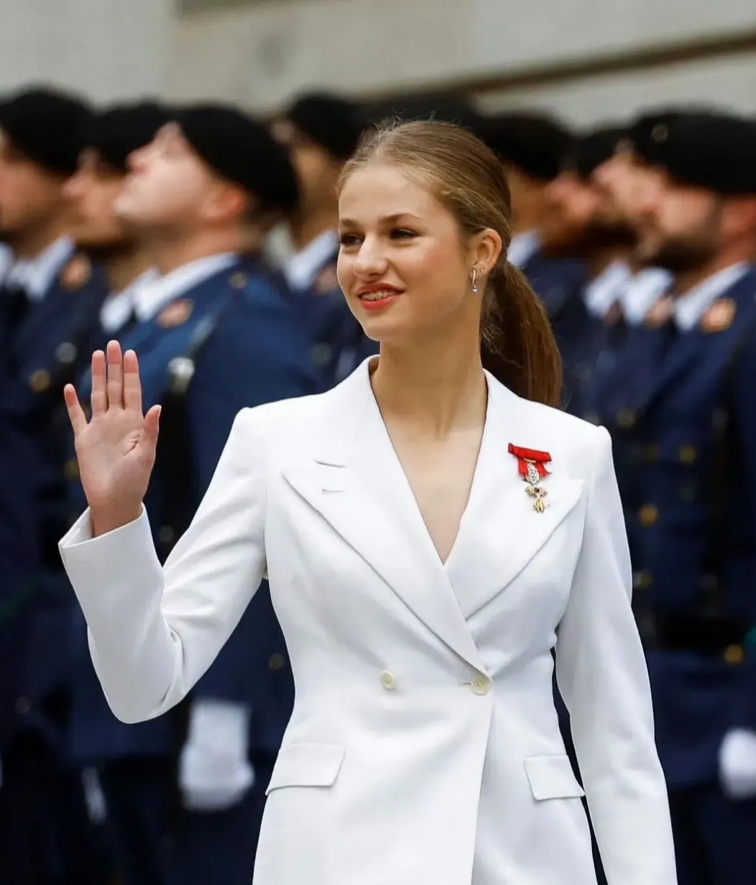 西班牙莱昂诺尔公主满18岁之际,宣誓效忠宪法,正式成为王位第一顺位及