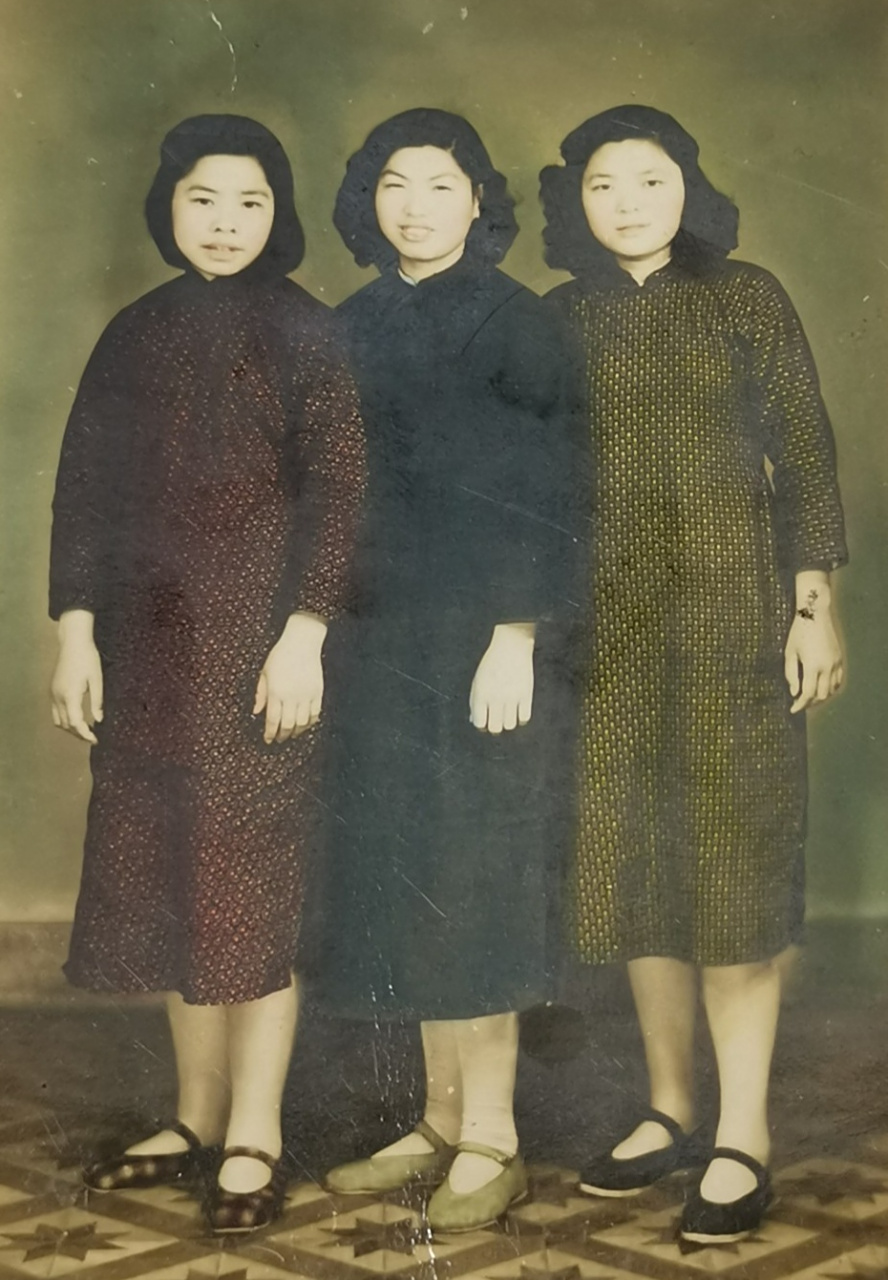 上色旗袍美女合影老照片～民国时期