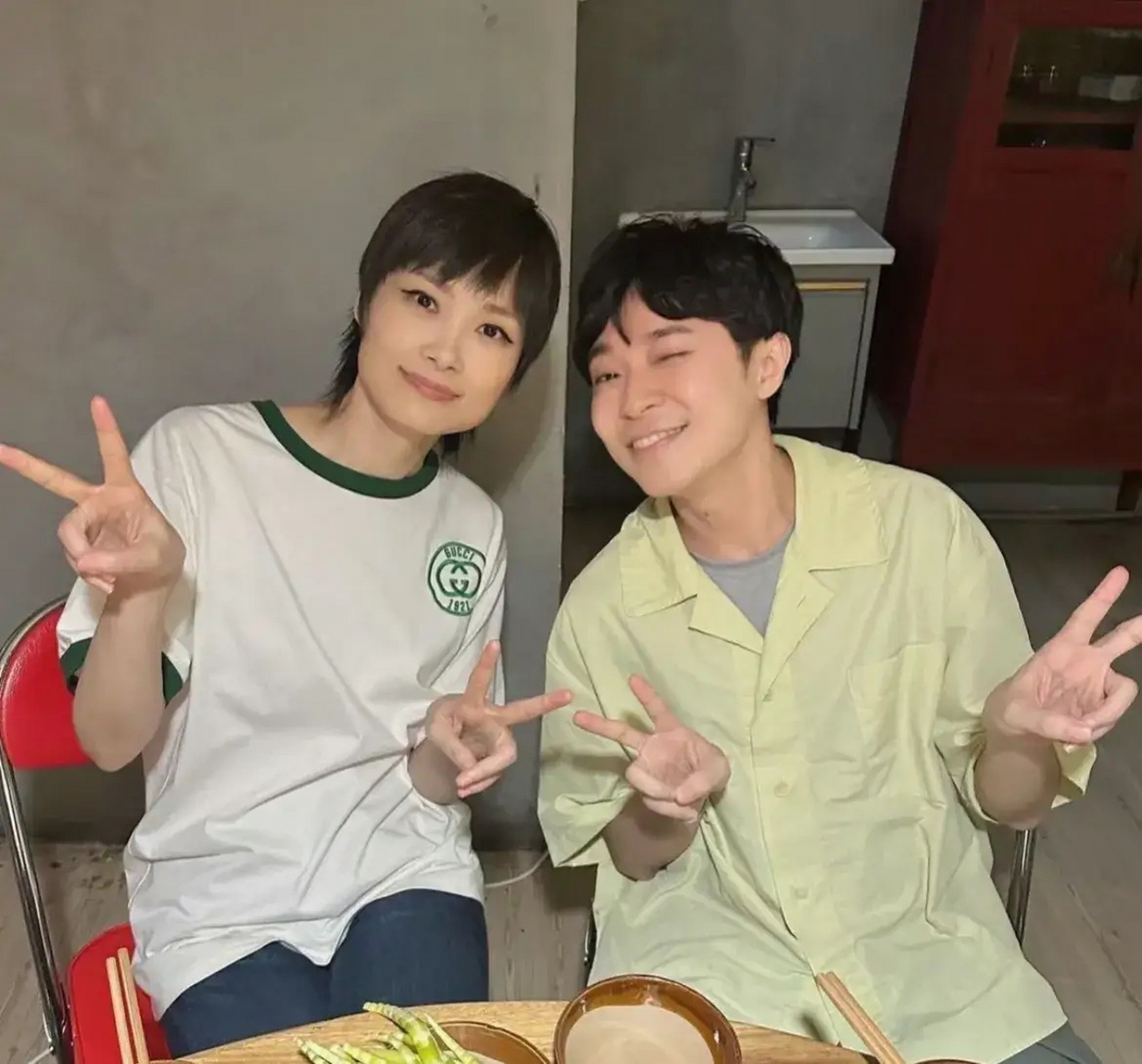 偶遇李宇春,春春本人高瘦白,一头短发很清爽很年轻,她在请吴青峰吃饭