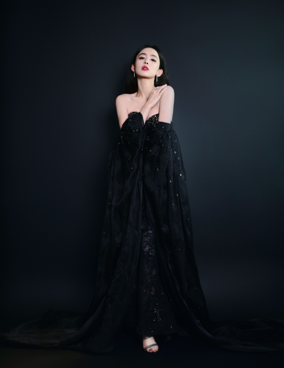 古力娜扎最新红毯照,黑珍珠造型宛如黑夜女王,气质满满,造型时尚,非常