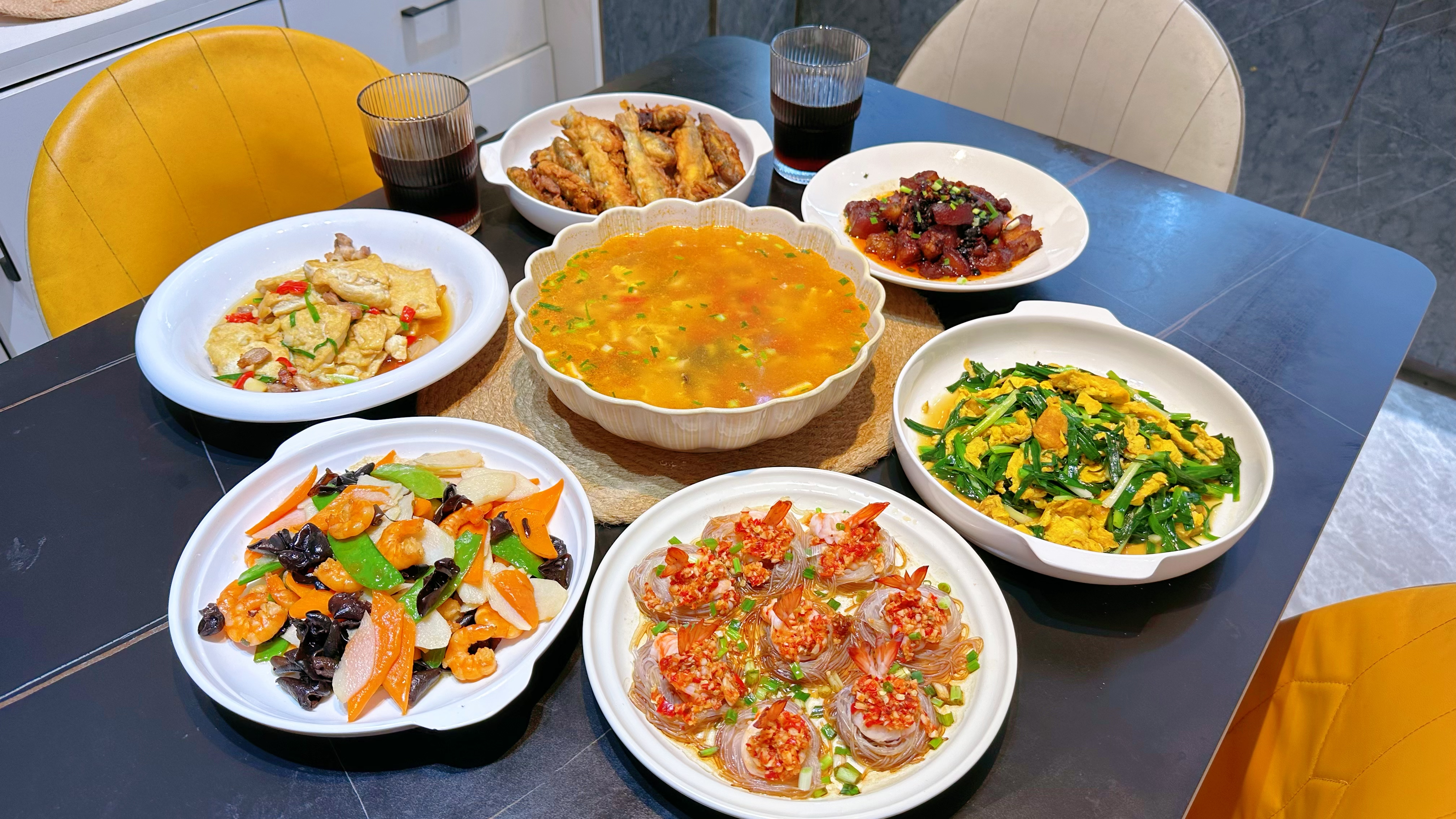 晒晒我家的晚餐,六菜一汤,有荤有素,还有我特爱吃的豆豉红烧肉