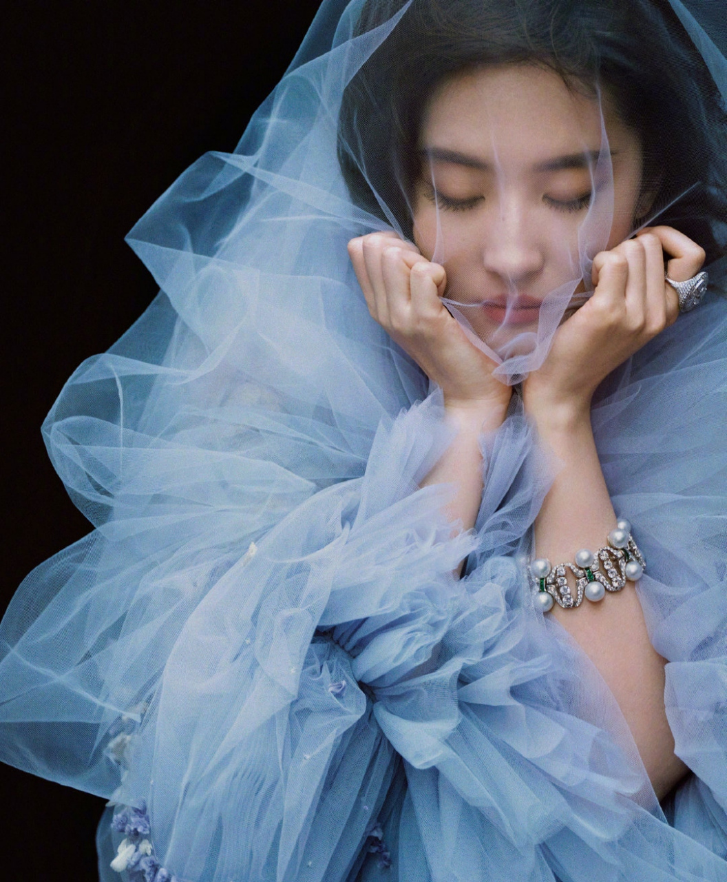 神仙姐姐#刘亦菲# 时尚cosmo六月刊封面大片,高贵冷艳的气质,端庄大气