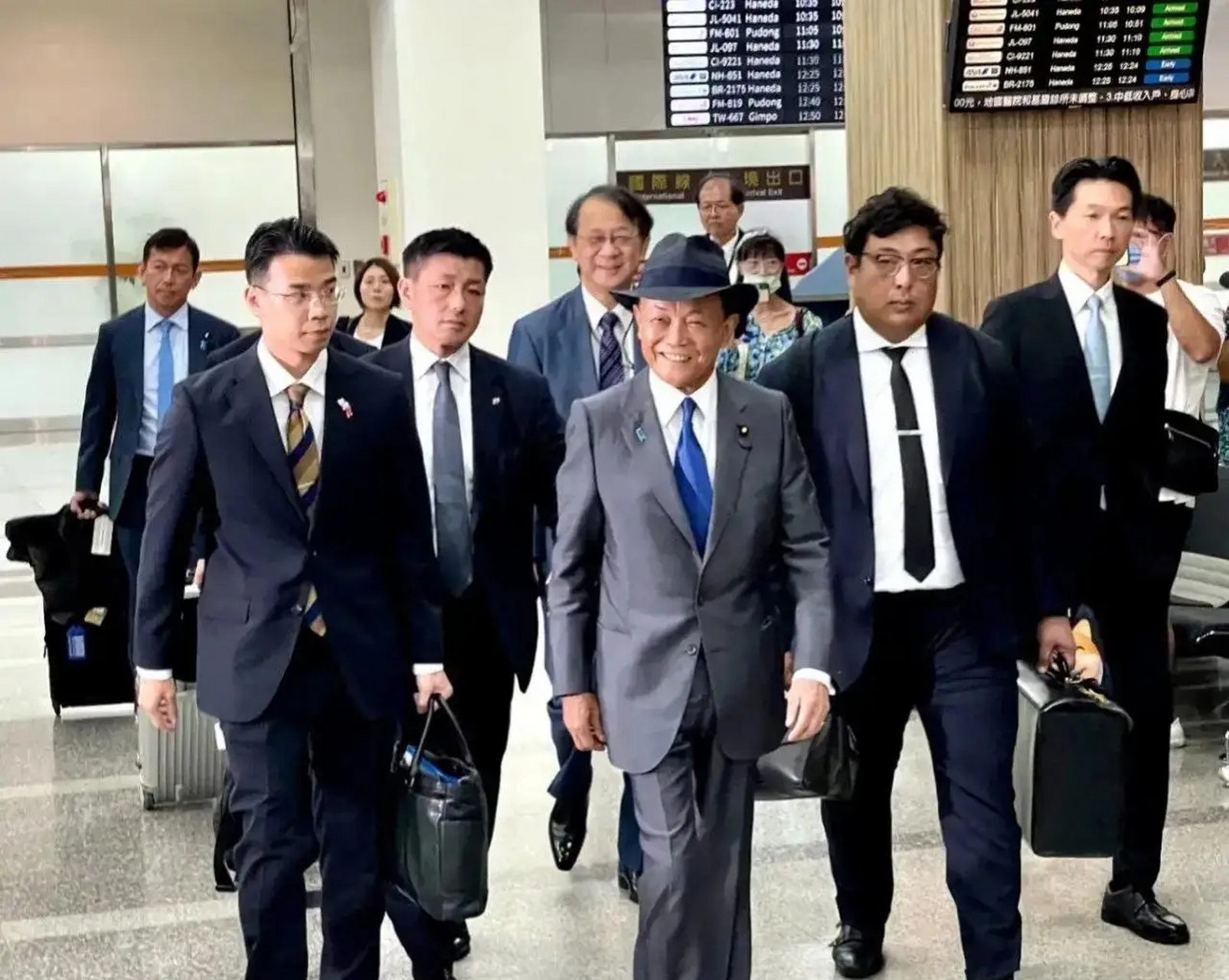 前日本首相专机刚进入台岛,我方多架战机就越过中线,不排除击落