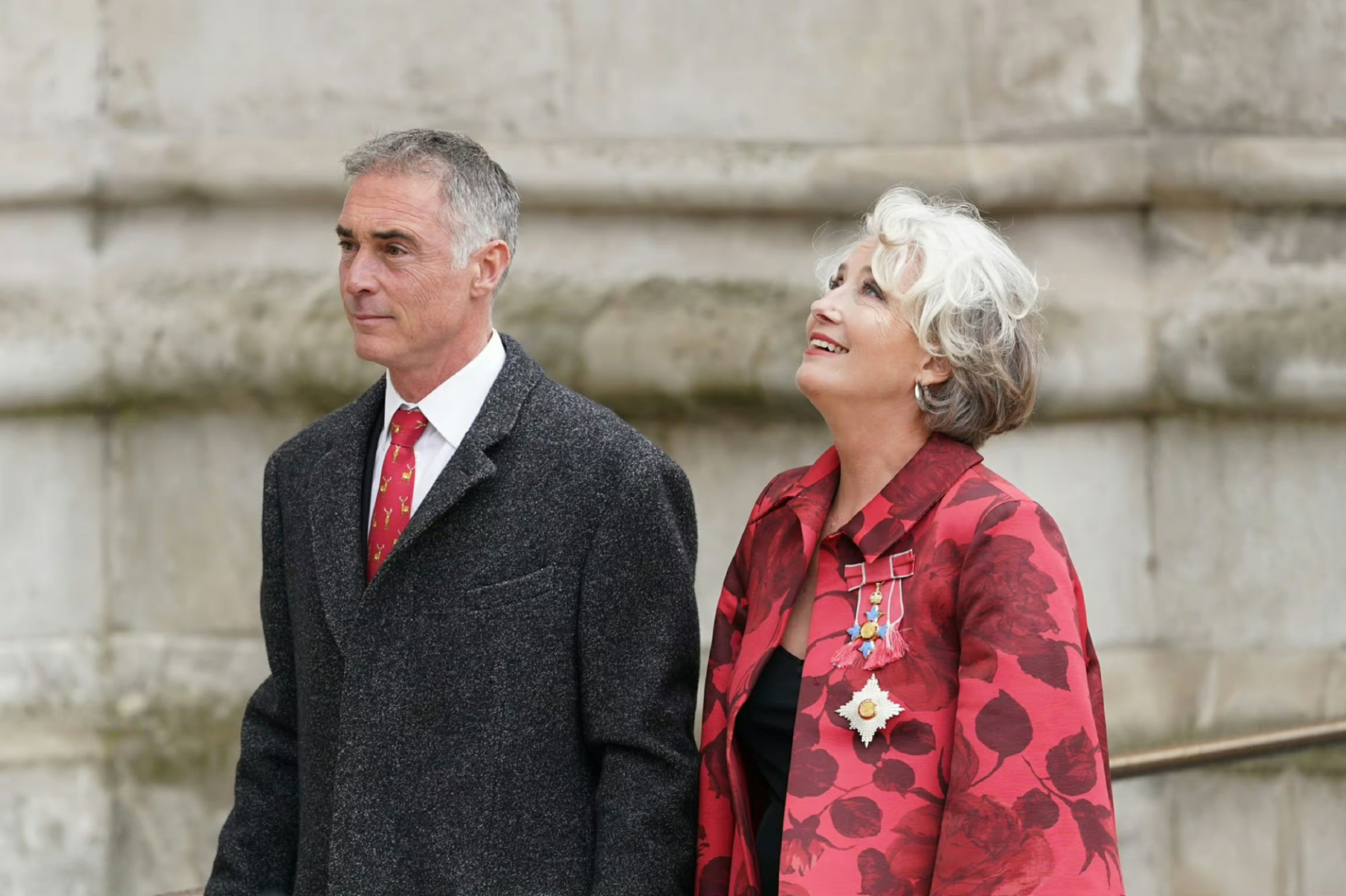 影后艾玛汤普森和丈夫greg wise亮相查尔斯加冕典礼,大女主的气场就是