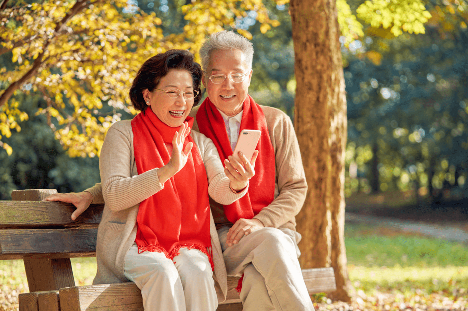 赡养老人是中华民族的传统美德,二冃二龙抬头,老人生日这天,儿女们及