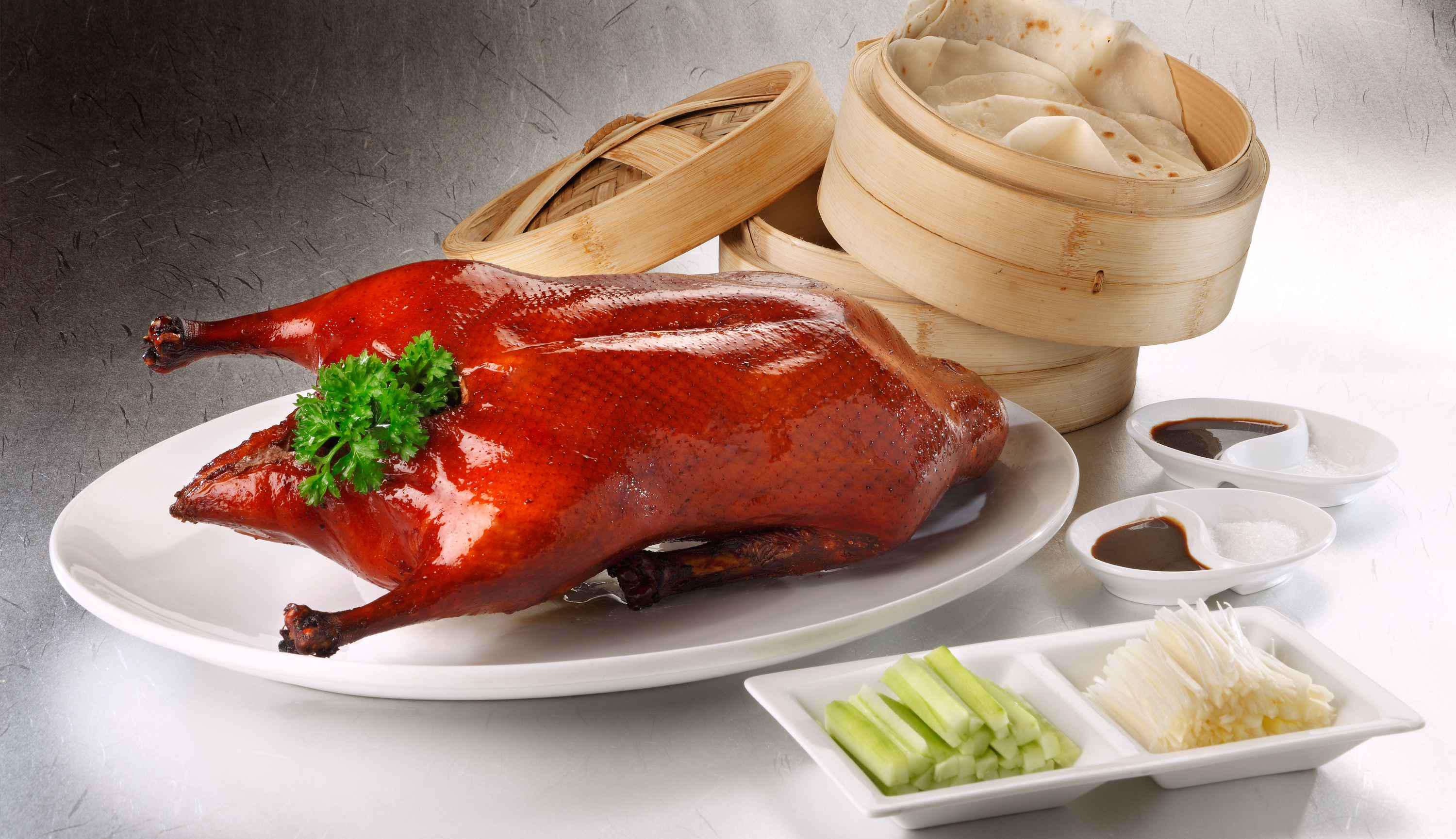 配以薄饼,酱料,葱丝等一起食用北京美食北京美食图片北京特色美食特色