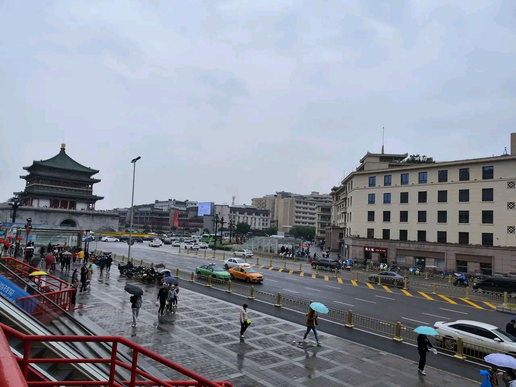 西安市的东大街是一个历史悠久,文化底蕴深厚,商业繁华的地方.