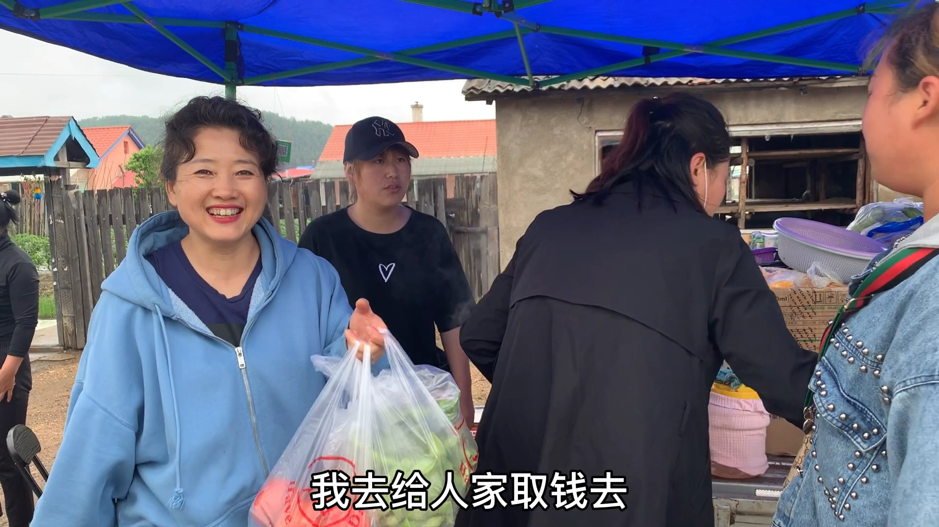 来林场的卖火车喇叭门外吵!车上东西真不少,还有2块5一斤油豆角