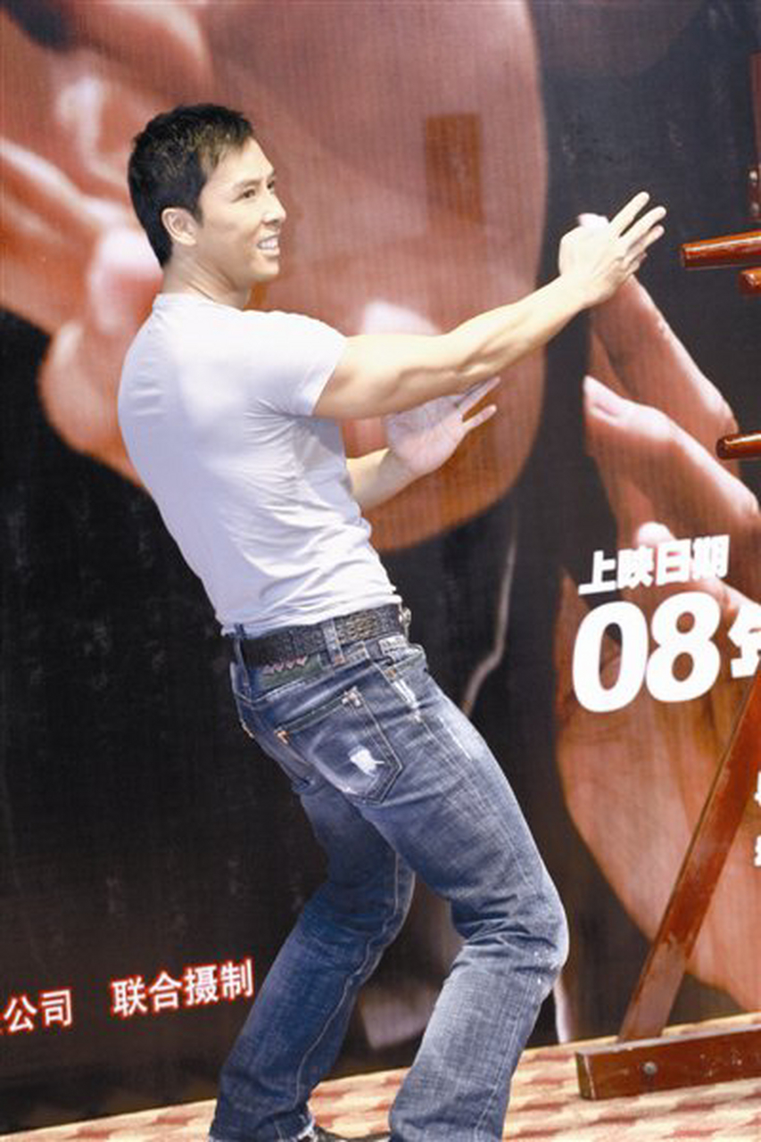 日前在沈阳出席品牌活动时,甄子丹事先并不知情,品牌方安排了大量的