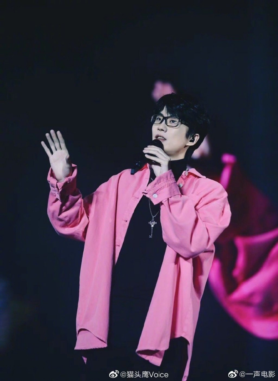 许嵩演唱会# 近日创作型歌手许嵩在南京长江潮音乐节温暖发言:"有人