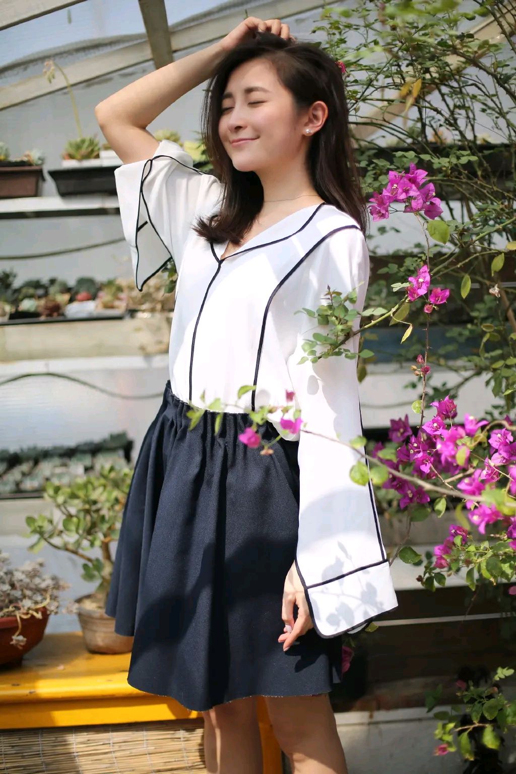 江聪穿衣黑白服饰搭配尽显妩媚动人