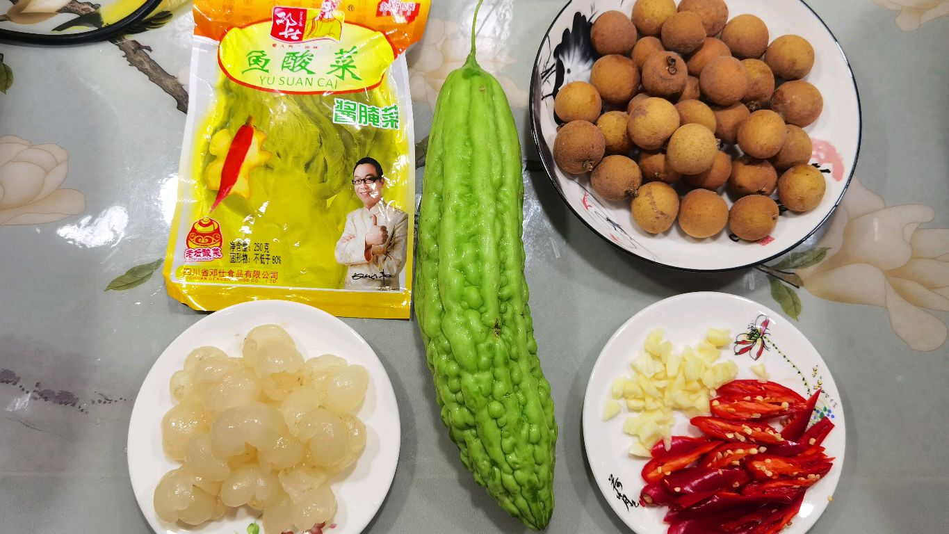 酸甜苦辣、青红黄白,龙眼酸菜炒苦瓜,赏心悦目,入味又下饭!