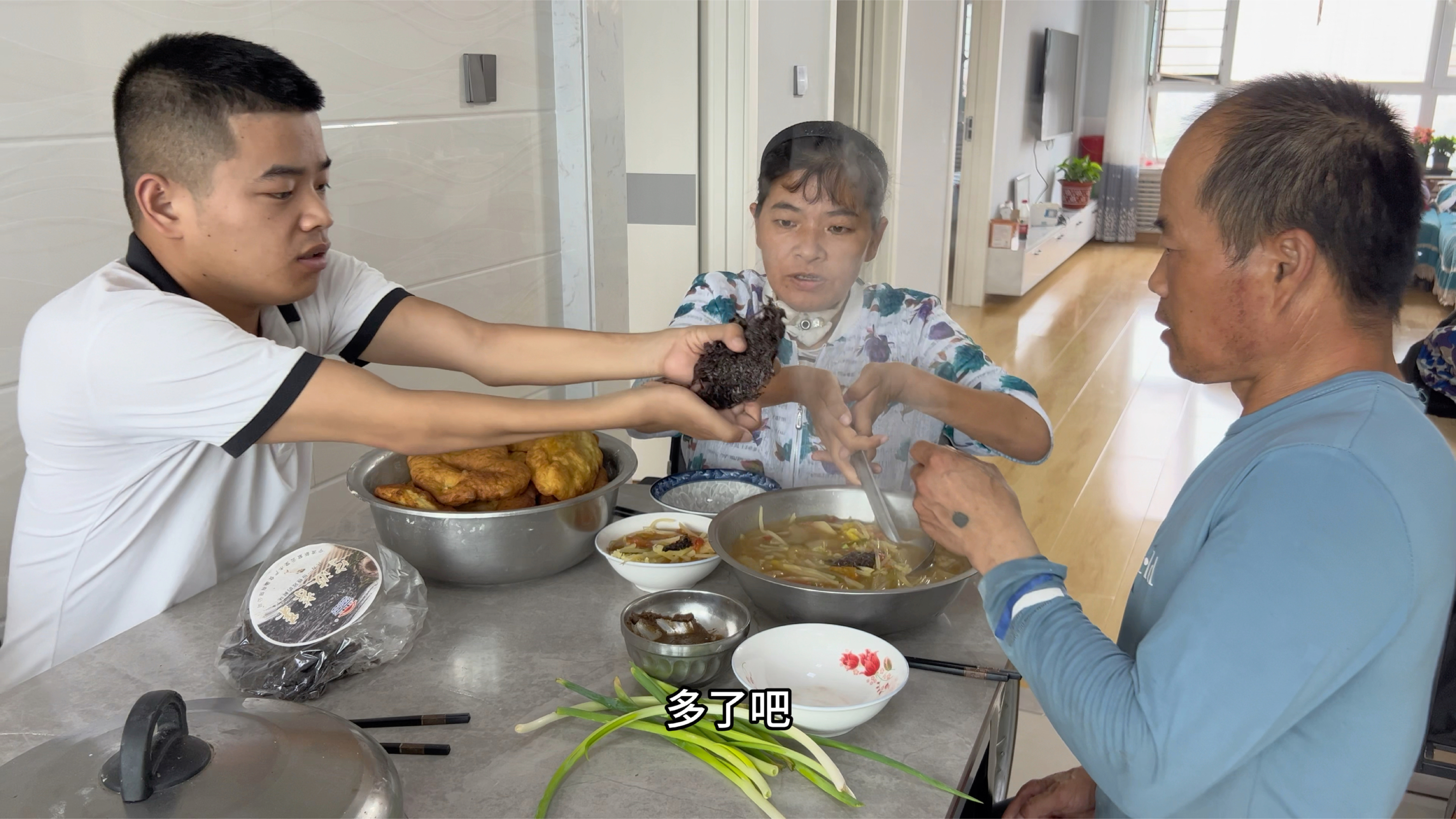 脑梗老爸和瘫痪老妈,做的炸油饼和土豆丝汤,三个人喝了一大盆