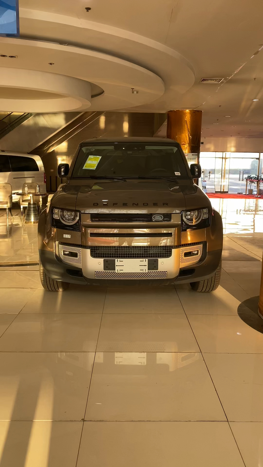 晨光中的路虎卫士110棕色