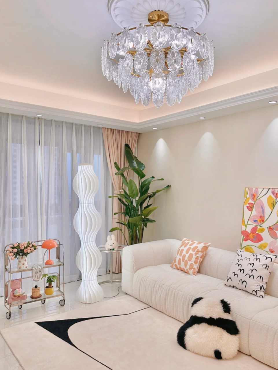 简约奶油风客厅&阳台这样布置就对了73  客厅简单的米色墙布,没做