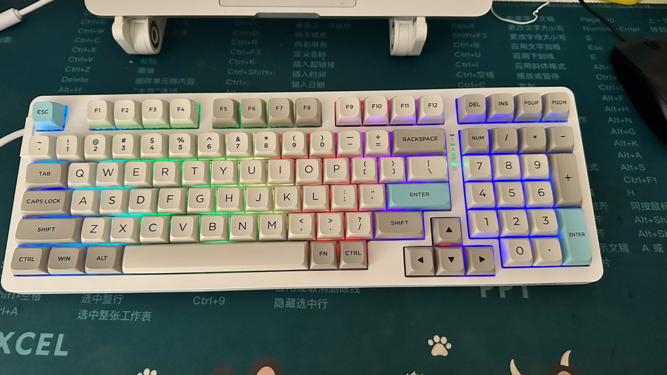 今天我要欢迎我工位的新来的小伙伴,他名字叫98键键盘,刚试了一下,上