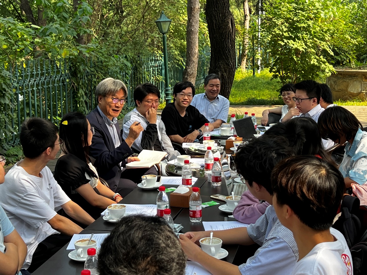 2022年9月27日中午,北京大学教务部"午间100分"师生座谈会在临湖轩