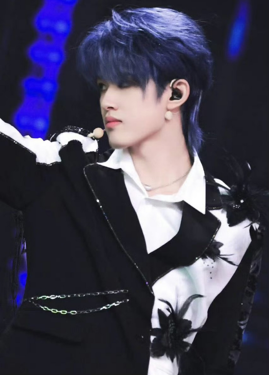 张极的银蓝狼尾造型超帅的嘞,真的会狠狠爱一些狼尾造型