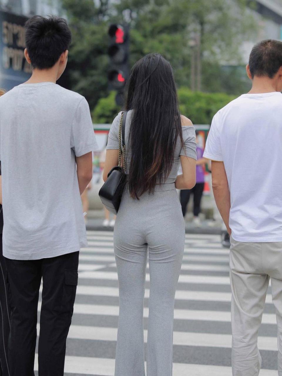 路人街拍紧身裤,这身材颜值泰高了!