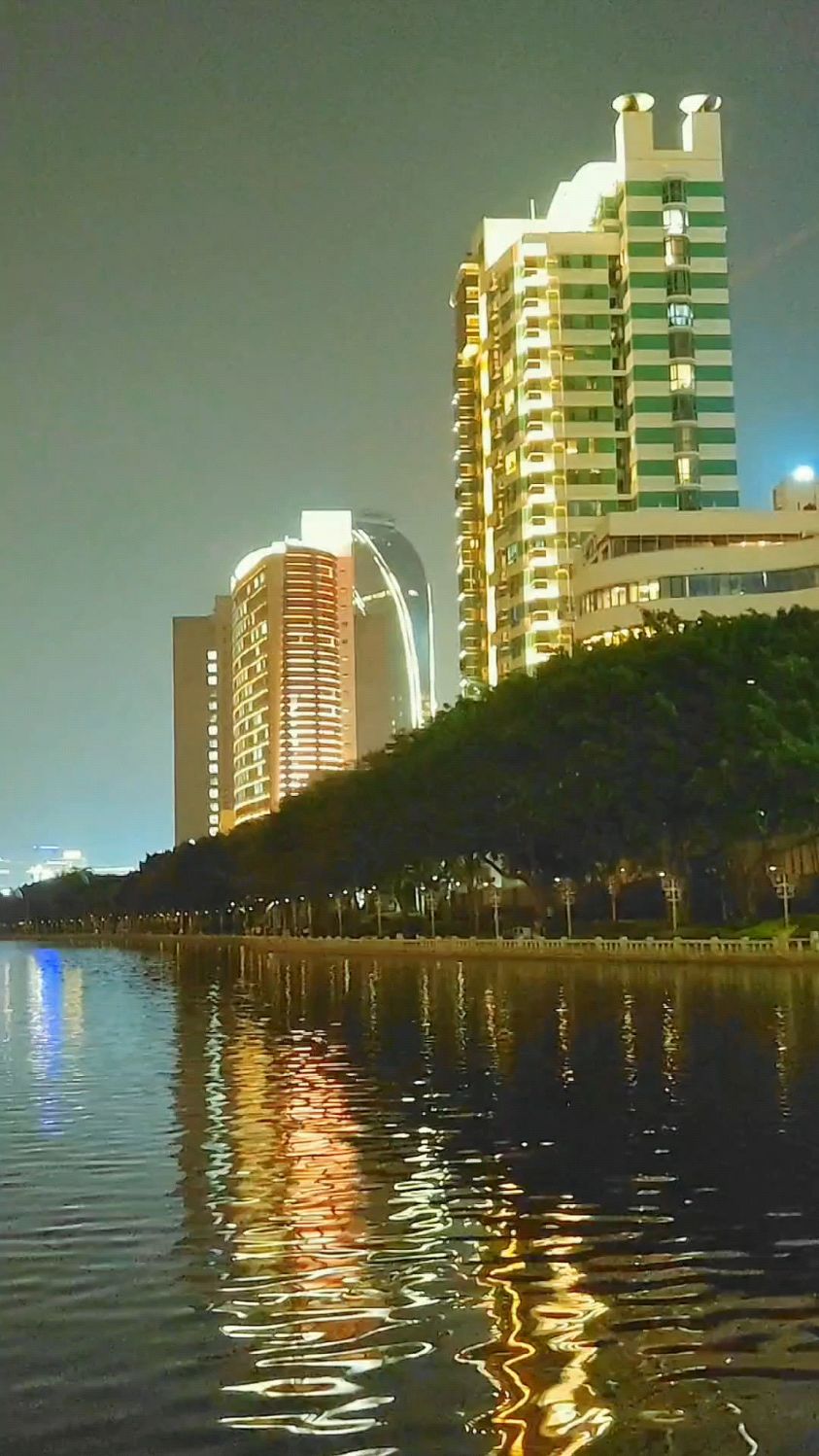 《波光潋滟醉人心,湖光夜景美妙音》(厦门"筼筜湖"夜景)-度小视