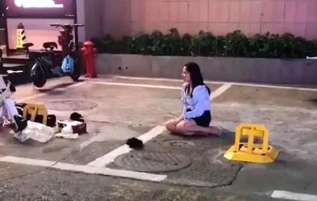 广东一年轻女子坐在大街上光脚哭泣,看着很是心酸