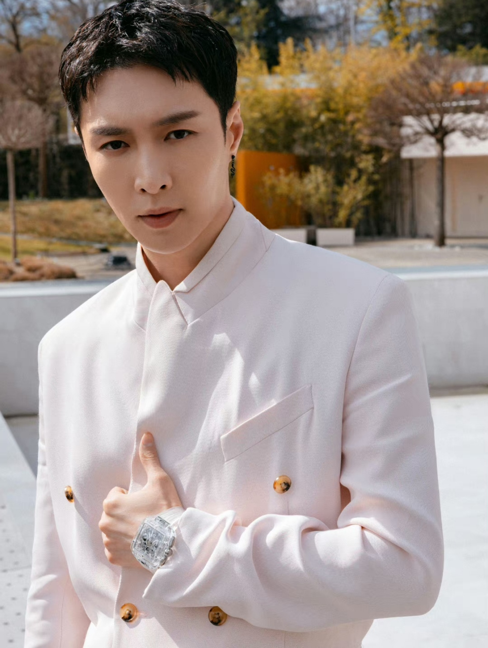 张艺兴参加活动太瘦了,脸型显得很长,没有以前那么阳光了.