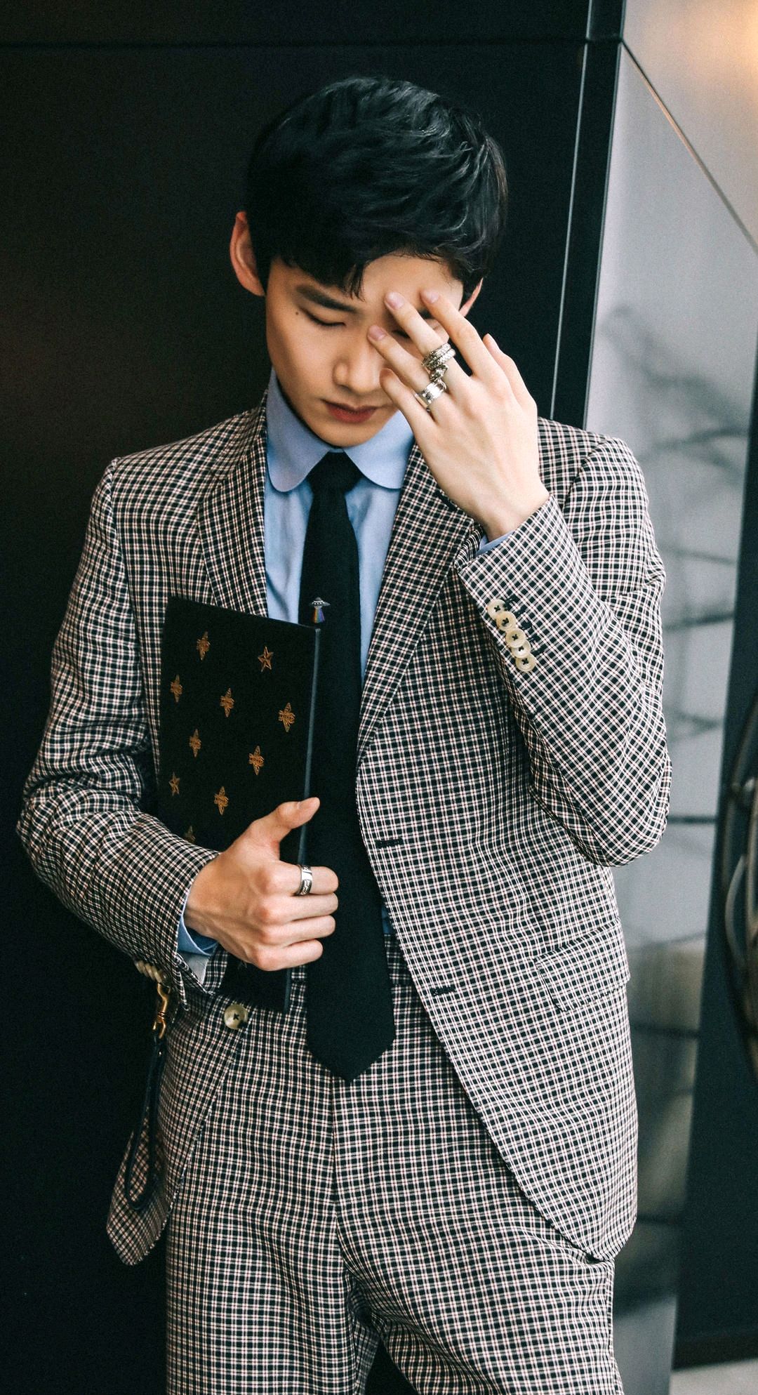 白敬亭格子西装照,温文儒雅帅气十足!
