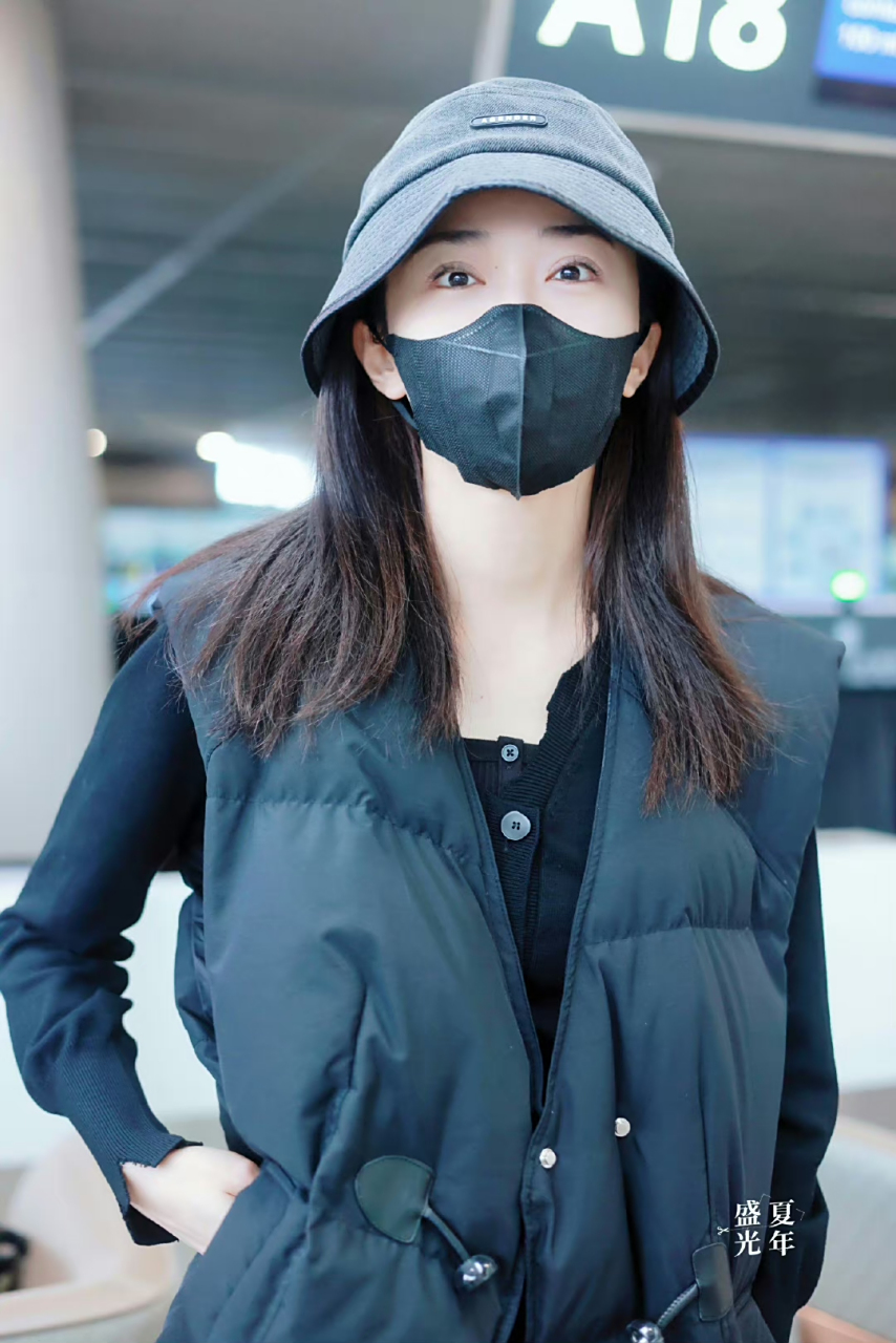 浪姐4陈冰机场休闲装慵懒自在,微微露出锁骨很性感