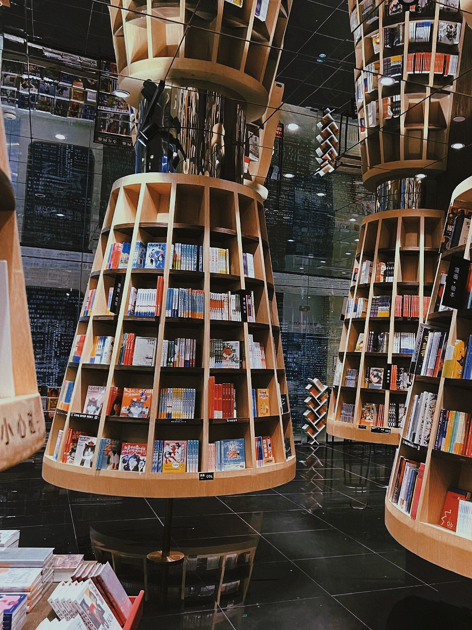 重庆钟书阁-山城魔幻8d最美网红书店