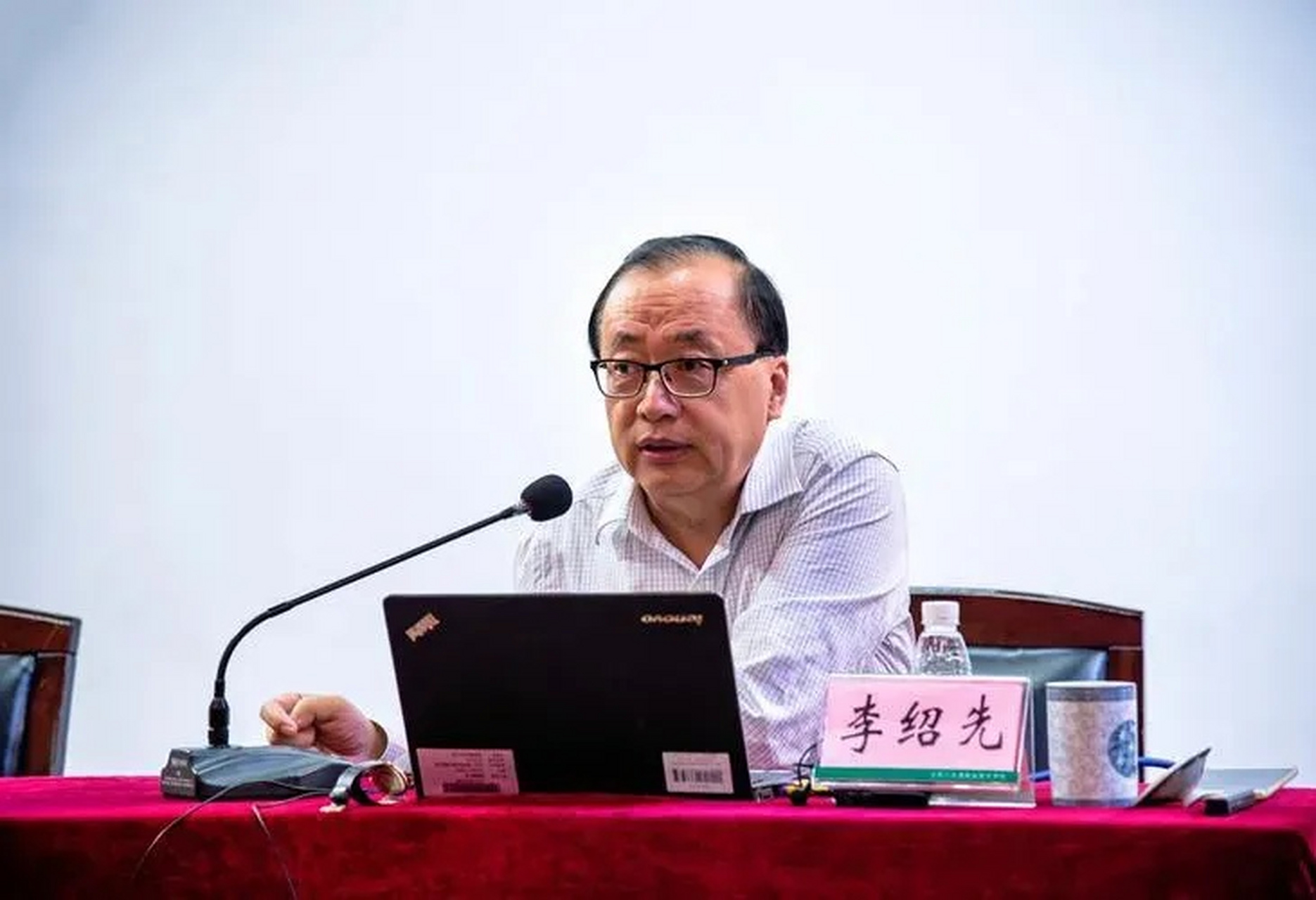 中东问题专家 李绍先说: "内塔尼亚胡永远成不了国家的英雄了,他将臭