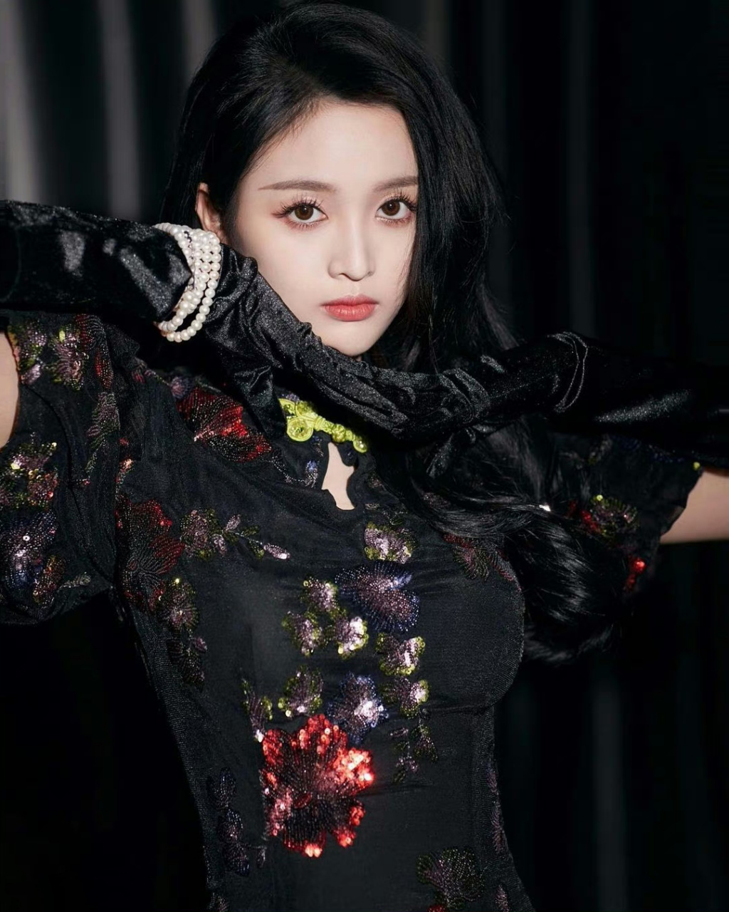 吴宣仪# 一袭黑色复古蕾丝旗袍,清纯甜美的容颜,窈窕曼妙的身材,懈行