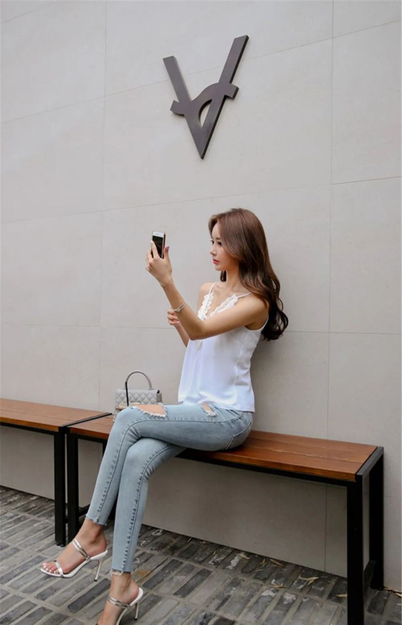 白色吊带上衣搭配紧身牛仔裤,性感迷人#穿搭# #日常穿搭# #今天穿什么