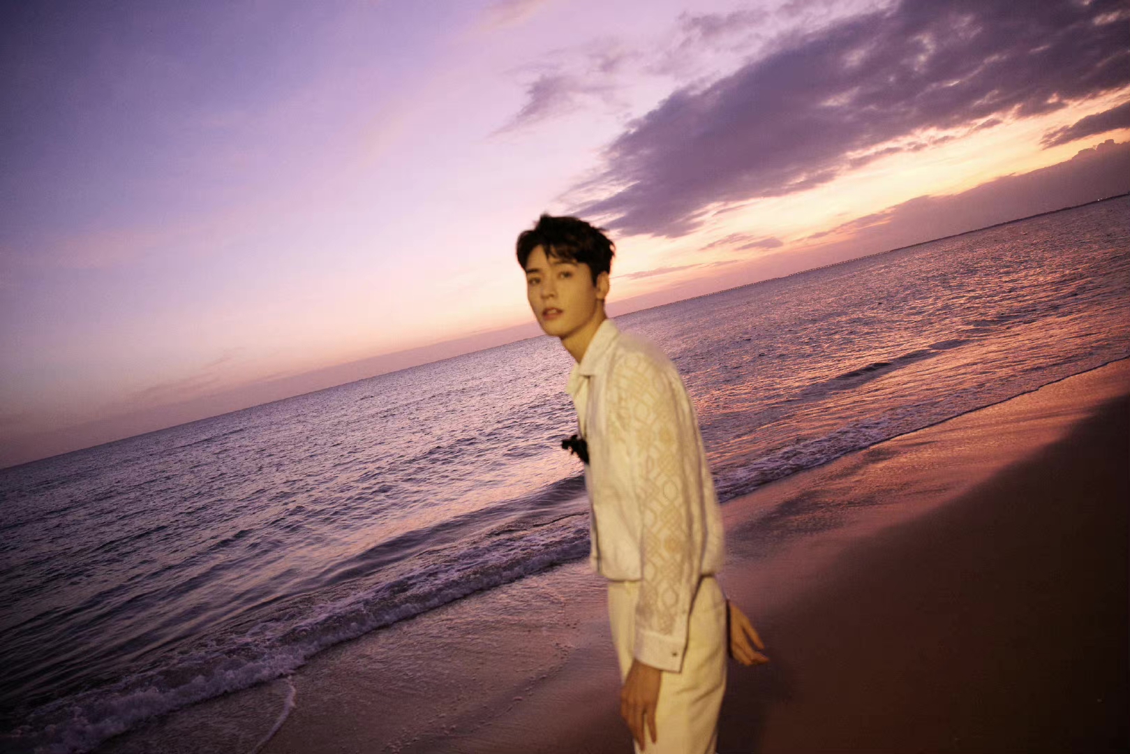 龚俊落日余晖海边度假大片 龚俊最新写真大片