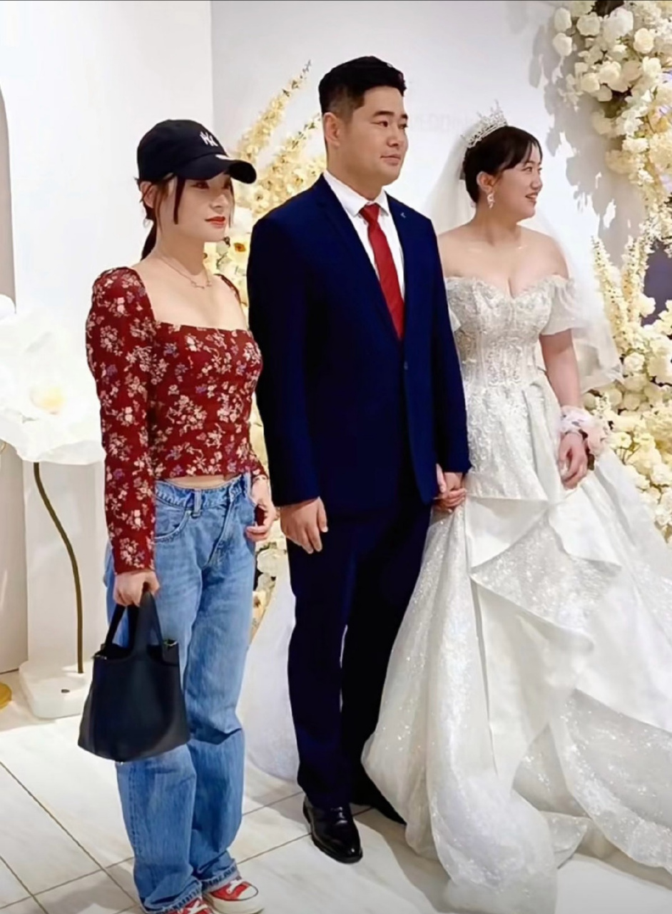 袁姗姗参加婚礼,红上衣牛仔裤搭配帆布鞋,看着挺普通的 67