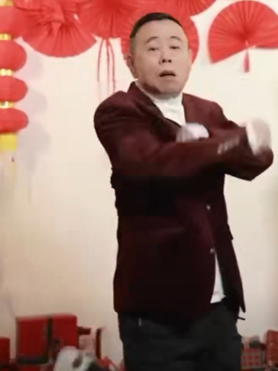 潘长江再跳过河舞重现经典,这个小品真的是很经典呐,一代人的回忆