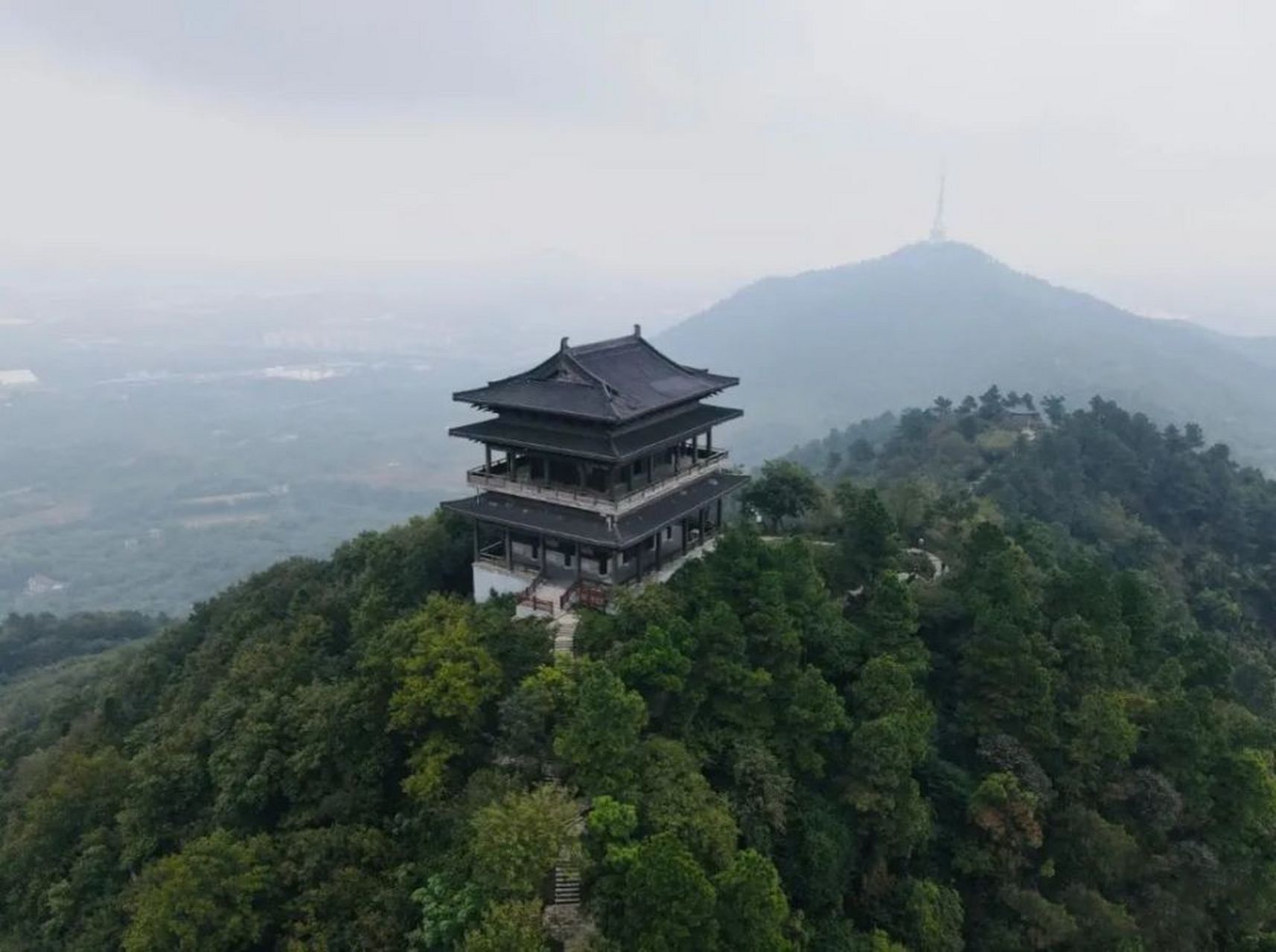 敬亭山,位于安徽省宣城市北郊,水阳江畔,原名昭亭山,西晋时为避文帝