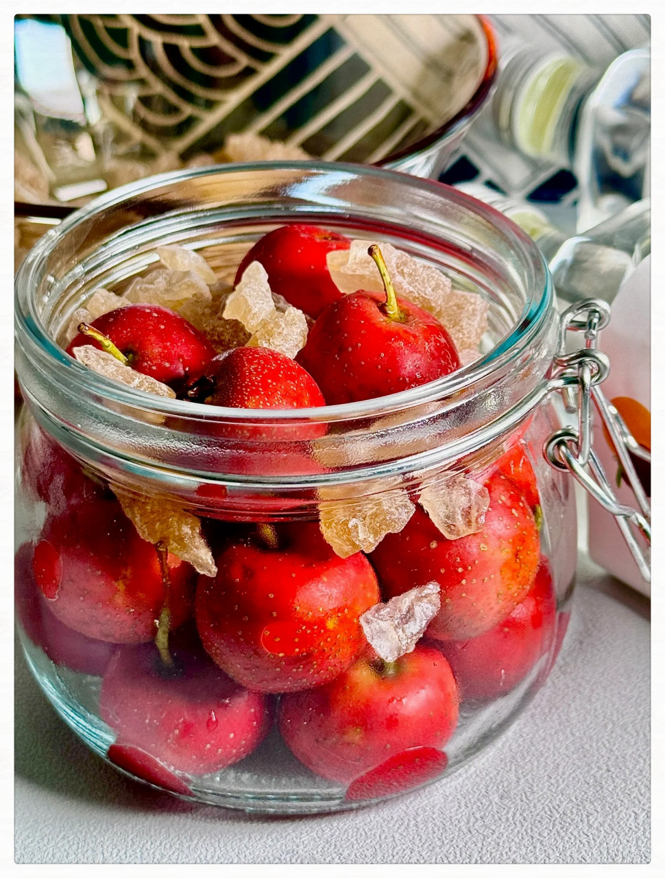 自己动手泡的果酒想想就很好喝  这寒冬,定须品味山楂酒的浓郁芳香.