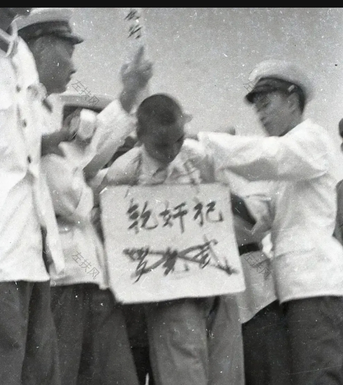 这是70年代,一名犯人被执行枪决的画面,仔细看会发现他的脖子上,赫然