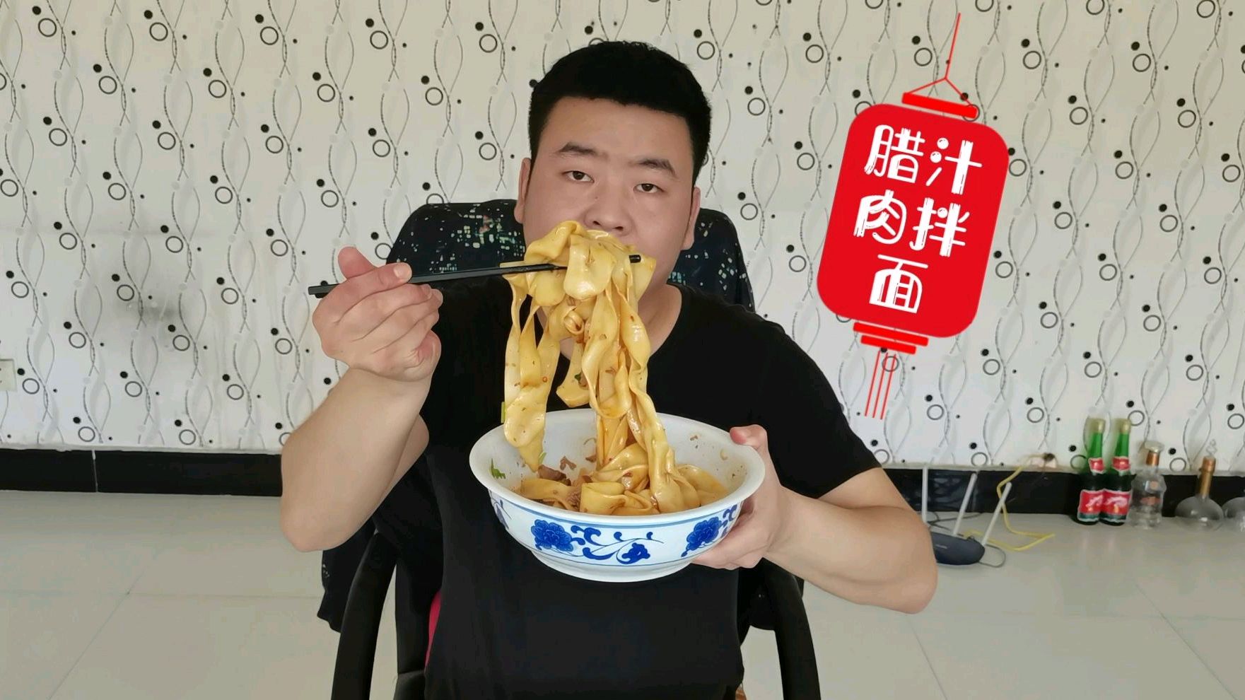 陕西美食腊汁肉拌面,肉烂汤浓,大碗宽面盖上肉浇上汤,就着蒜香