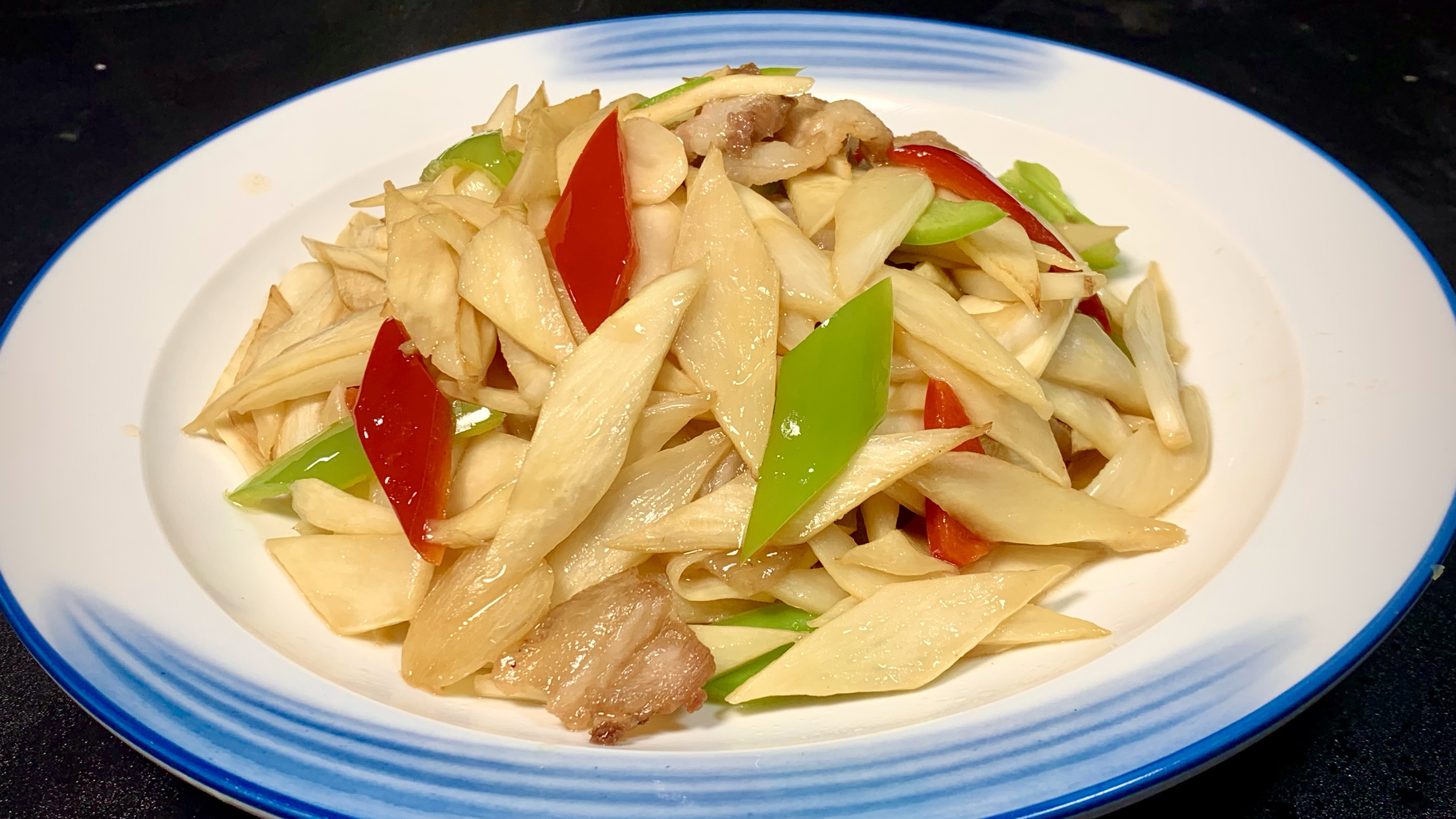 茭白炒肉最好吃最简单的家常做法,鲜香开胃,颜色鲜艳一学就会