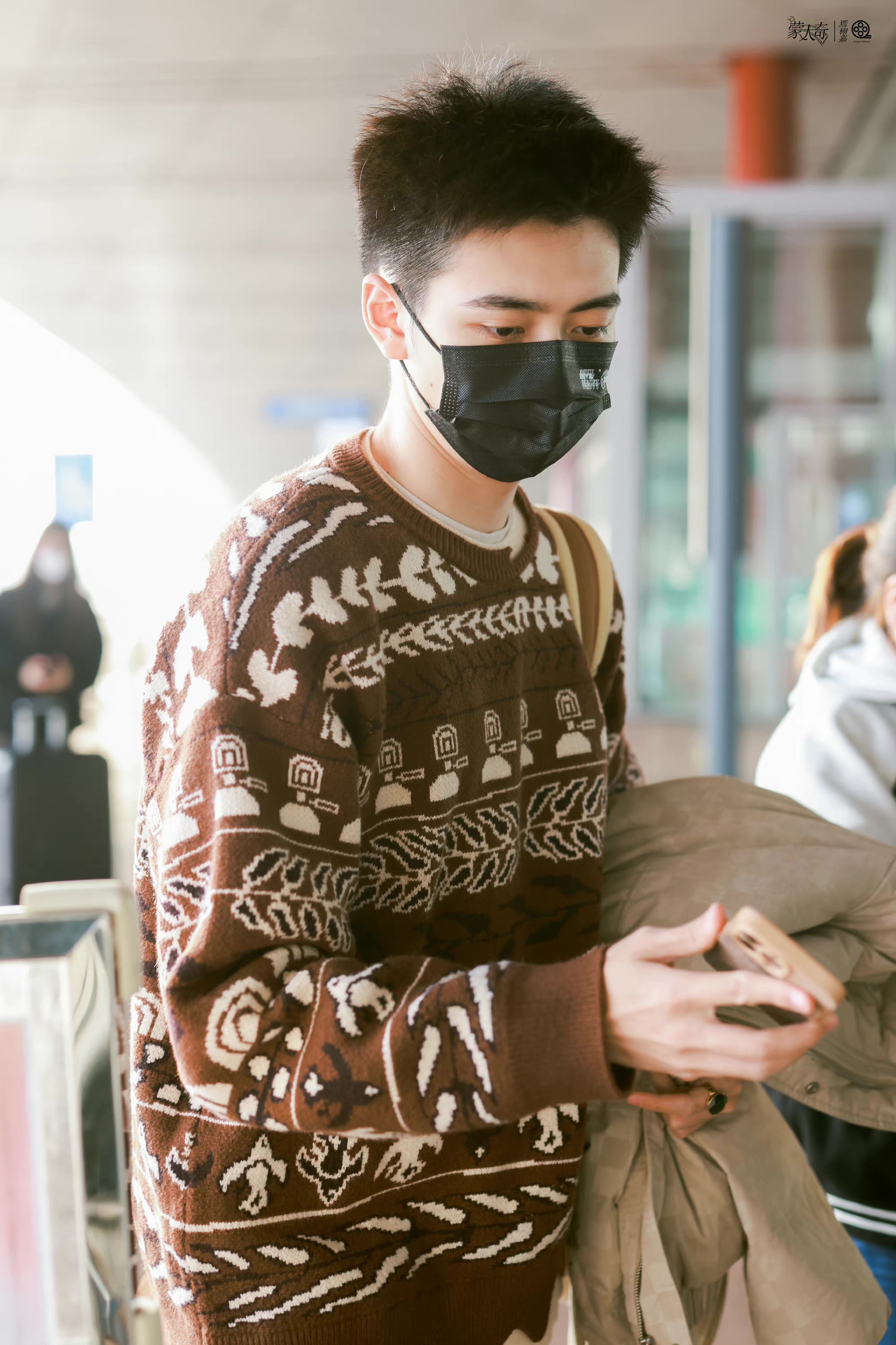 焉栩嘉今日份机场饭拍,毛衣 短发干练清爽