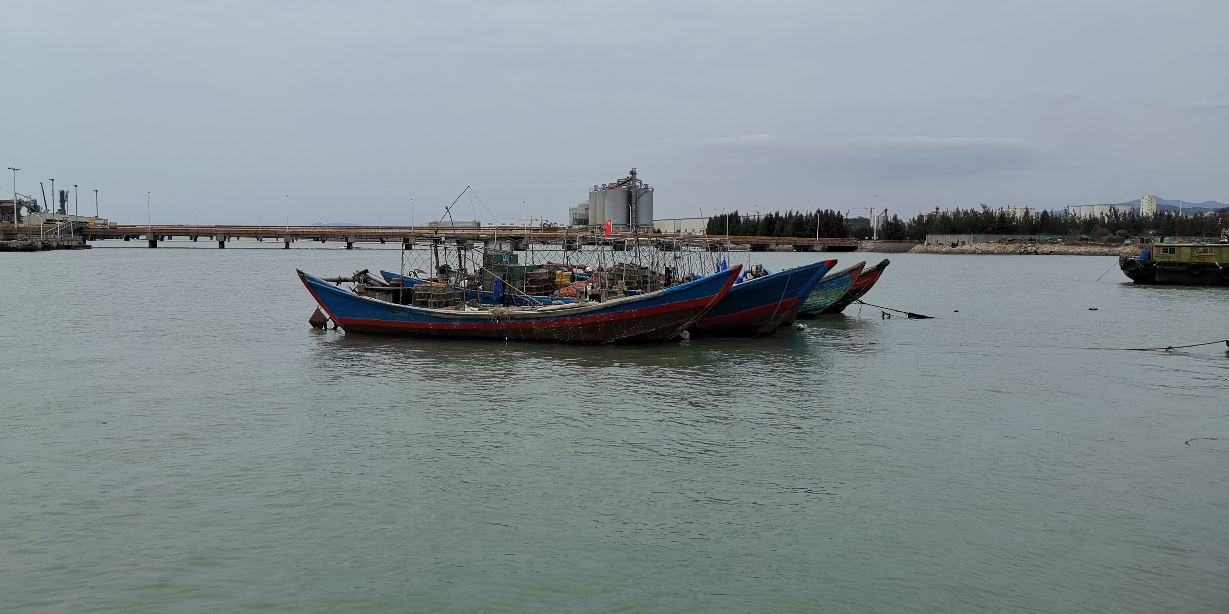 白云在无尽苍穹自由翱翔, 五谷在喜庆锣鼓声中飘香