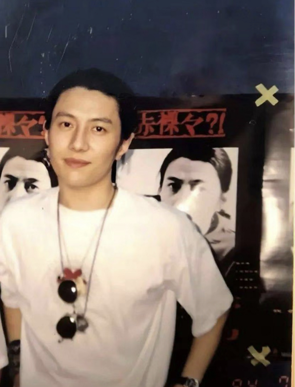 窦唯:郑钧嘛,色相  谁年轻时候还不是一个帅哥啊  其实他现在也不丑