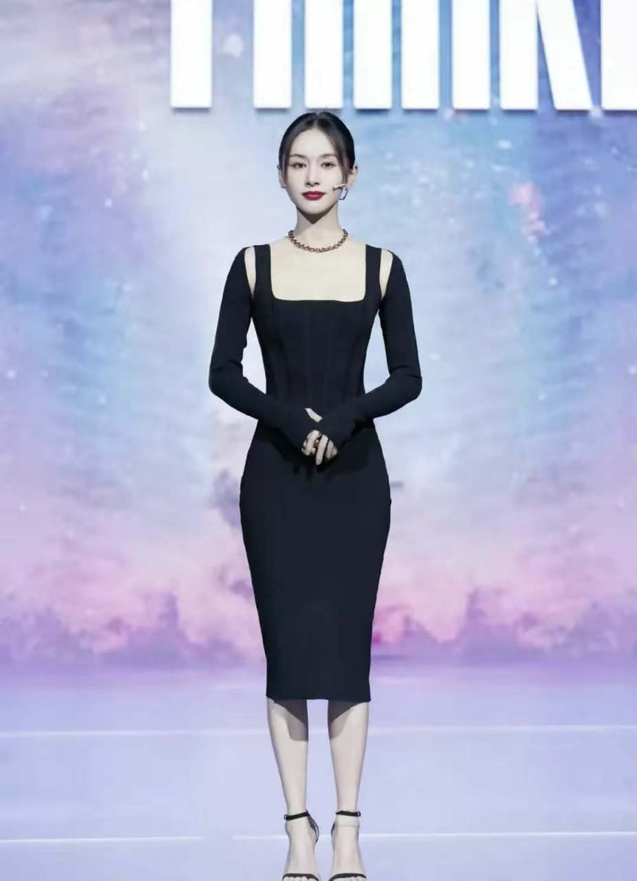 网友:"京圈公主"王子文晒性感美照 ,小秀香肩韵味十足,爱了爱了