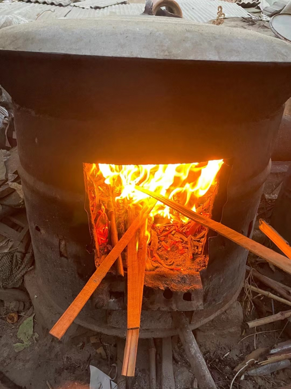 "小时候烧火做饭,总也烧不旺,还弄得自己一脸灰,结果老妈接过拨火棍