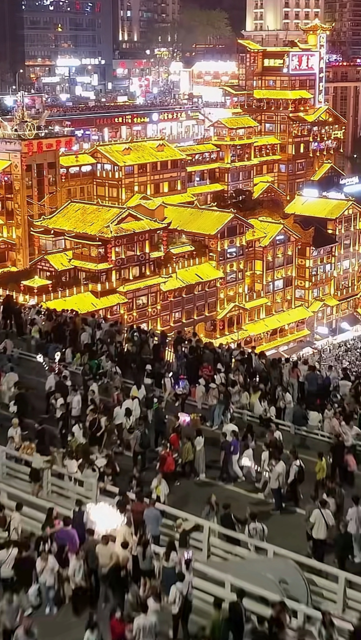 网友拍摄的重庆洪崖洞夜景, 更壮观的是人山人海的景象, 重庆不愧是网