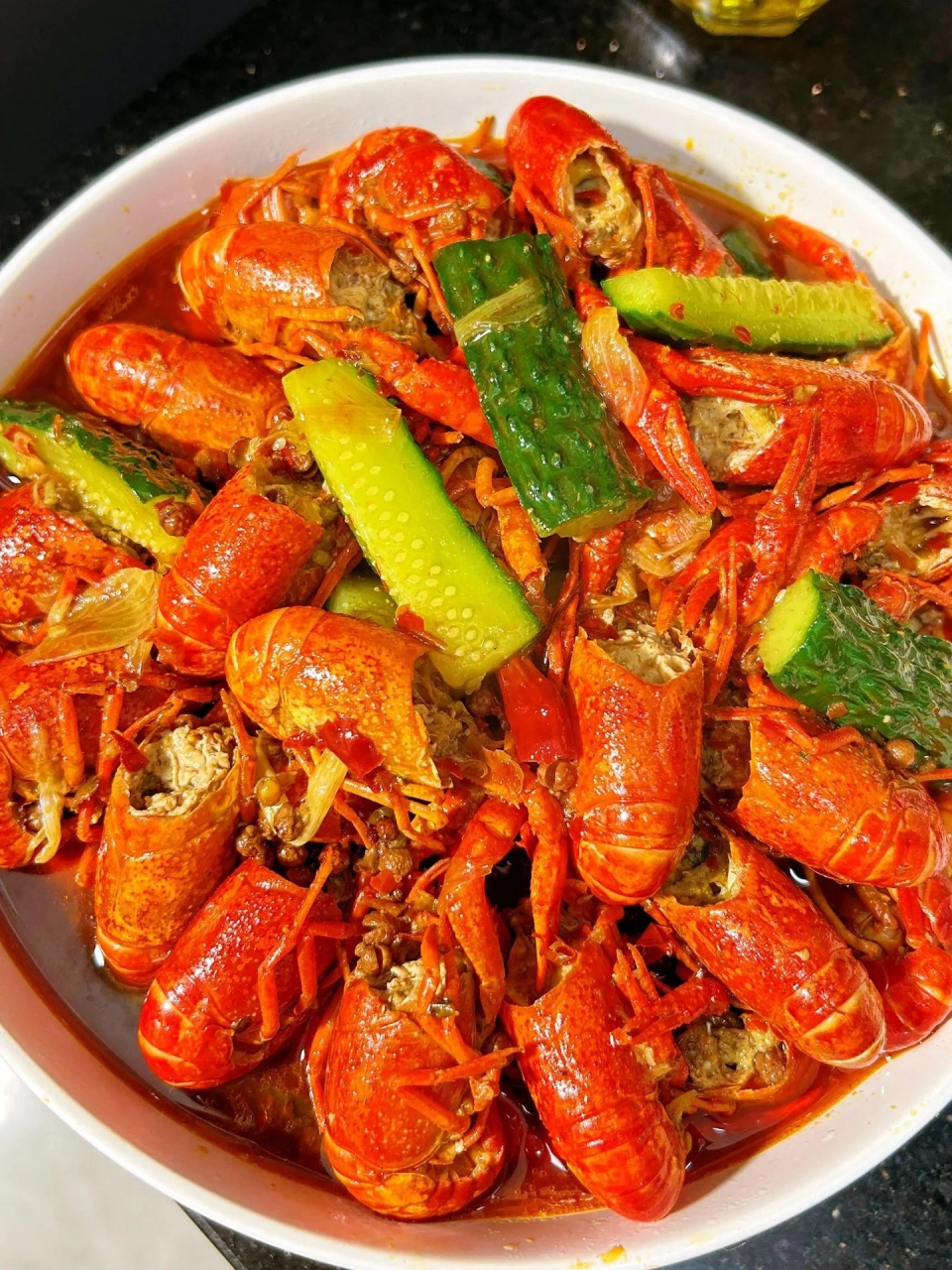 每天一道美食家常菜:香辣龙虾 1小龙虾洗净 剪去虾头,去掉虾线 2,锅中