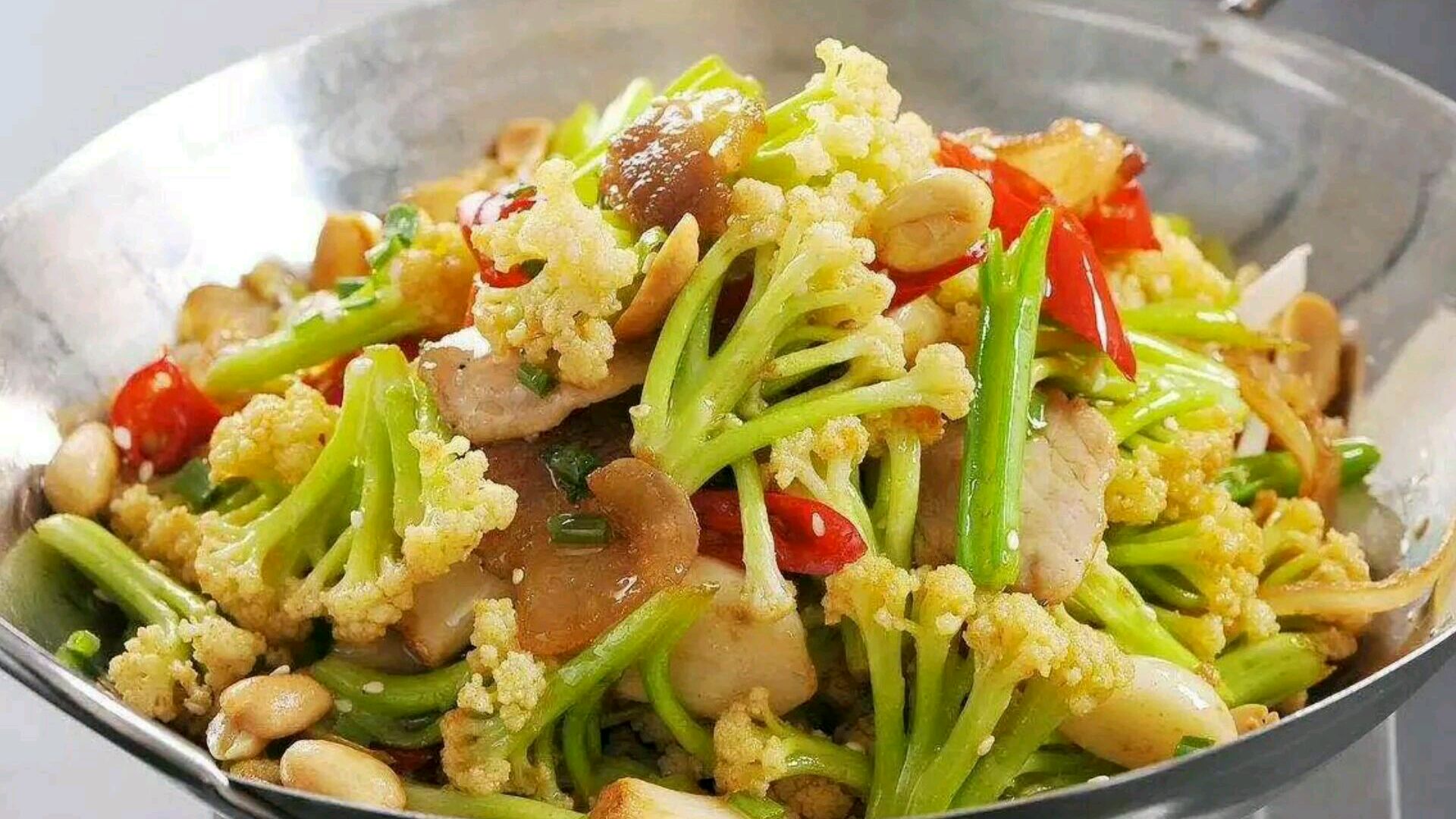 清炒花菜最正宗的做法,清脆入味,色香味俱全,上桌就扫光